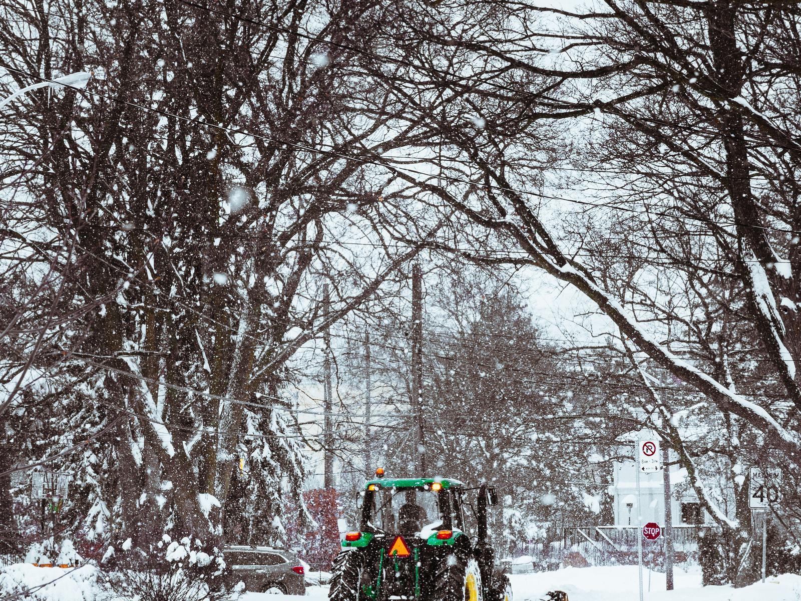 Winterdienst mit Räumfahrzeug nach Schneefall