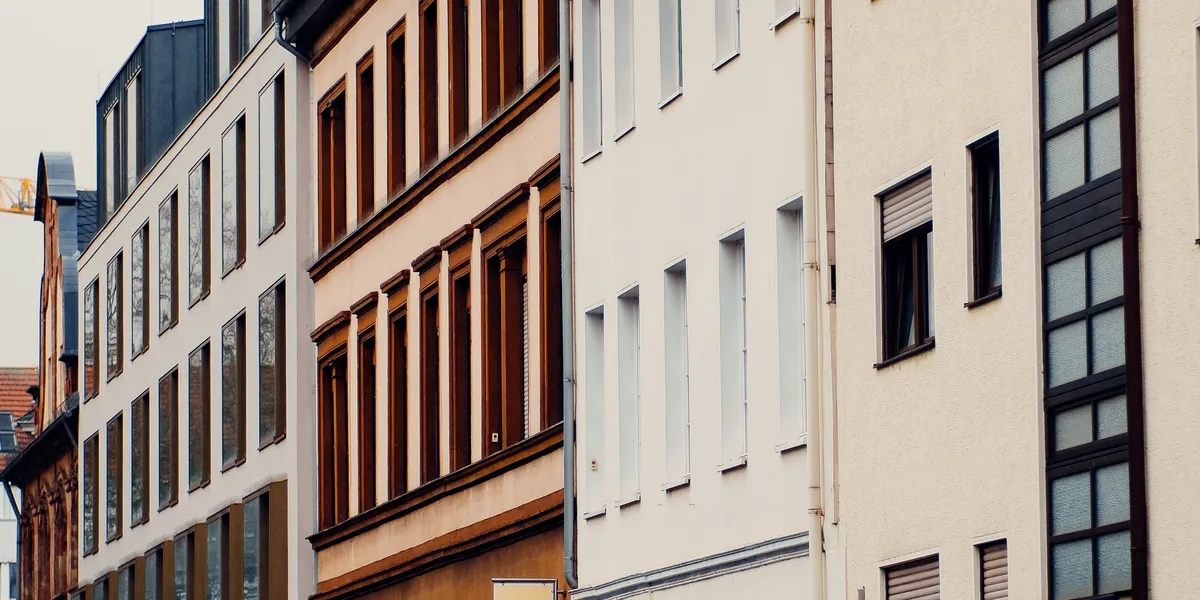 Aneinandergrenzende Hausfassaden in einer Mannheimer Straßenzeile
