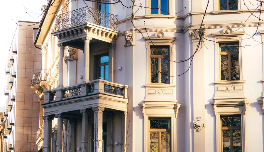 Gründerzeitfassade mit Erker und Balkonen an einem Frankfurter Wohnhaus