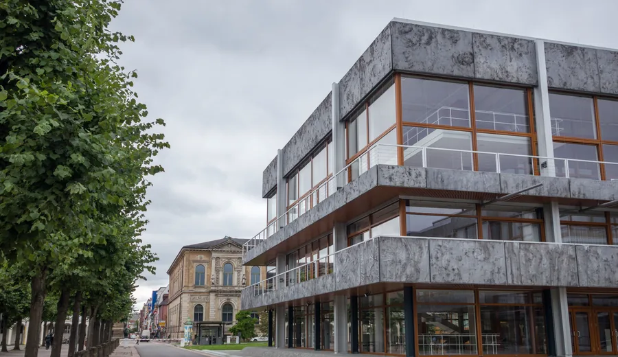 Modernes Geschäftshaus neben einem Altbau in der Karlsruher Innenstadt